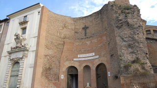 遺跡のような外観