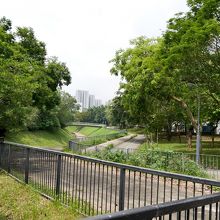 麻笏河をわたると，公園があり，粉嶺市街地に　徒歩20分で駅