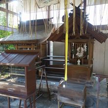 橋姫社と住吉社が並ぶ。