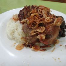 五目おこわはいろいろ部分のお肉を楽しめる。25,000VND