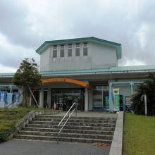 正面の建物「マングローブ館」の前に「道の駅」の旗が立っていた