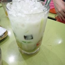 ザクロのチェーは見た目もきれい。15,000VND