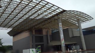 体育館みたいなのとピアノのコンサート会場みたいなのがあります