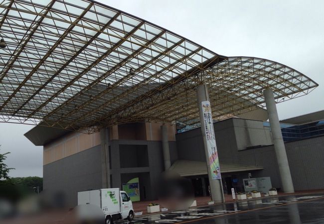 体育館みたいなのとピアノのコンサート会場みたいなのがあります