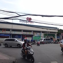 お店はコープマートの近くにあります。