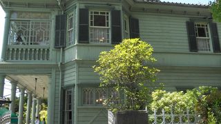 若草色のコロニアルスタイルの館