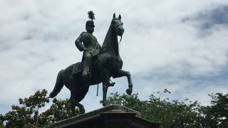 馬にまたがる姿が精悍。