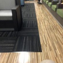 内部の様子。緑色のソファーに変更されていました。