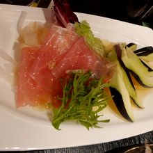 水茄子と生ハムのカルパッチョ　880円