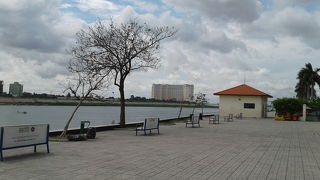 リバーサイドは散歩に適しています