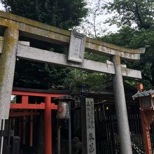 赤い小さな鳥居