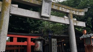 赤い小さな鳥居の参道。