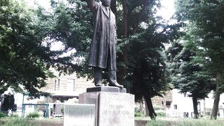 上野公園の緑地にあります