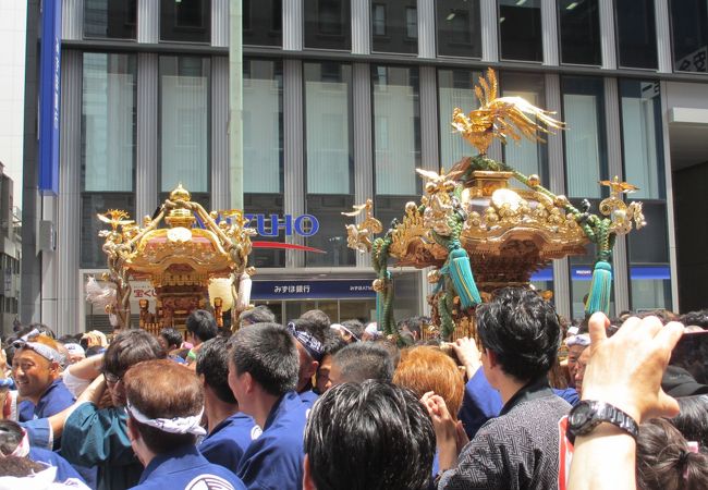 １５基の神輿が練り歩きます