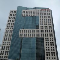 コンラッドホテル。窓がコの字になっています。