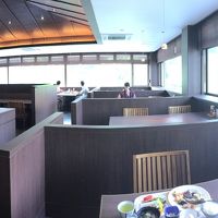 大きい方のレストラン。朝食・夕食会場。広々として良い。