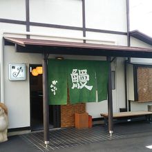 店前は駐車場です