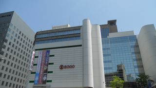 大きいけれど、実は大丸の方が少しだけ大きいようです