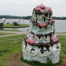 常盤湖を背景に。