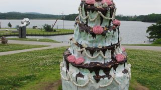 野外彫刻広場には昨年の作品が展示してあります。シロツメグサが咲き、雨の中だったので感じが違っていました