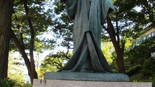 礫川公園内にあり