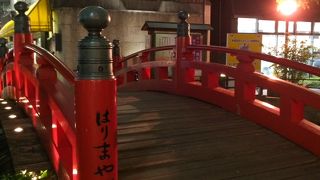 赤い朱塗りの橋が印象的