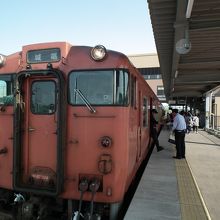 新高岡駅よりＪＲで砺波駅まで２０分ほどで着きました。