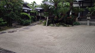 白い石を敷き詰めた庭に模様が描いてあってまるで京都のどこかにいるかのようです。