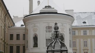 円柱形の真っ白な教会