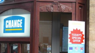 午後9:30過ぎでも営業している火薬塔下の両替屋。レ-トは◎