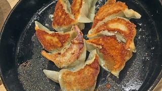 博多劇場 錦糸町店は、鉄鍋餃子がおすすめだそうです。