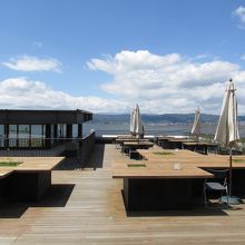 屋上からは諏訪湖一望