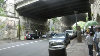 ハンマーとのみだけで掘った道路、トンネルだそうです。