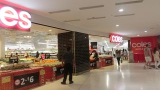 ワールドスクエアショッピングセンターにある大きなスーパーマーケットです