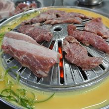 焼肉の周りで一緒に卵焼きも