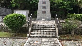 石川県所縁の将兵の御霊を祀っています。【黒百合の塔】