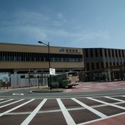北陸新幹線と氷見線・城端線が交差する駅