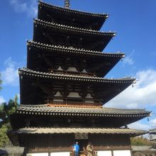 青空にそびえる