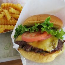 パテはシングル。ポテトも美味しい