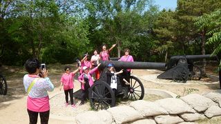 日露戦争の激戦地。コンクリートの要塞跡が残ります。