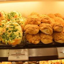 台湾独自の葱パンと肉でんぶのパン