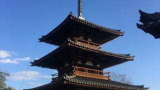 少し離れている