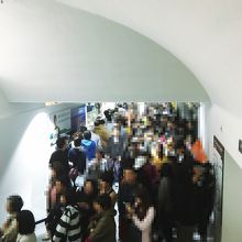 ロープウェー帰りの混雑ぶりはこんな感じ。行列が凄いよ。