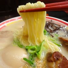 トロトロのスープが細麺に絡む