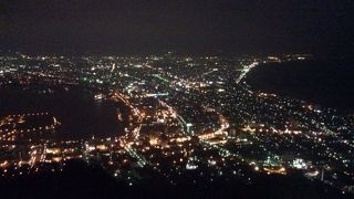 レストランの窓からも函館の夜景