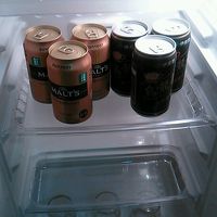 冷蔵庫の中には人数分の飲み物と水があります。無料です。