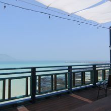 カフェから海を望む