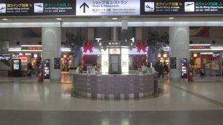 クリスマスシーズンの羽田空港