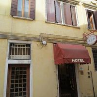 ホテル玄関です