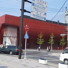 レンガ色の外壁